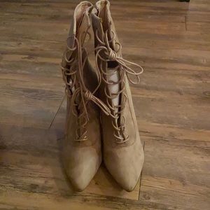 Size 11 chase and chole beige boot